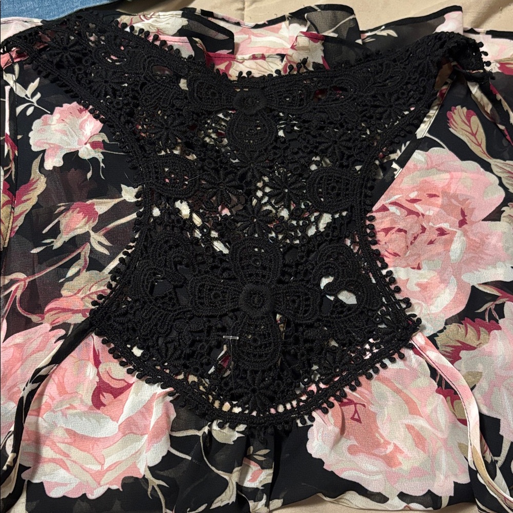 women’s floral blouse - Picture 2 of 3